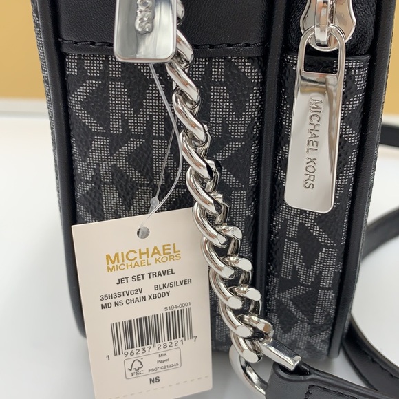 MICHAEL KORS
Jet Set Travel Medium Signature Logo Crossbody Bag
COLOR BL… - Picture 15 of 15